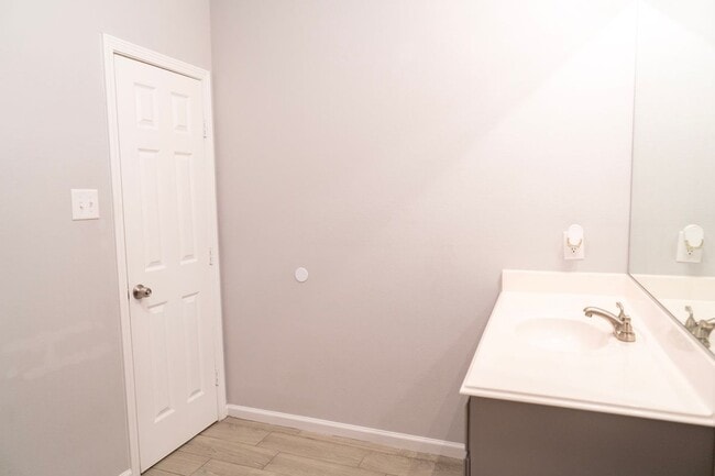 Building Photo - 3915 Brookmeade Dr