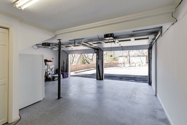 Building Photo - Shy's Hill Road Rental