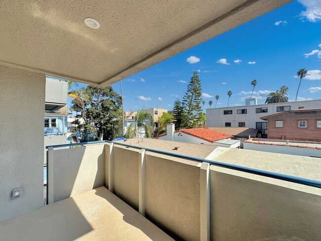 Building Photo - Beautiful 2BD/2BA Fully Remodeled w/ Reserved Parking & AC in Mission Beach!