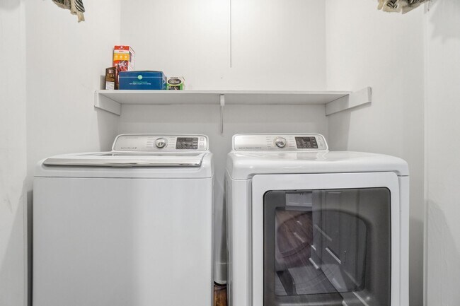 Building Photo - Beautifully Updated Condo with High-End Finishes Throughout