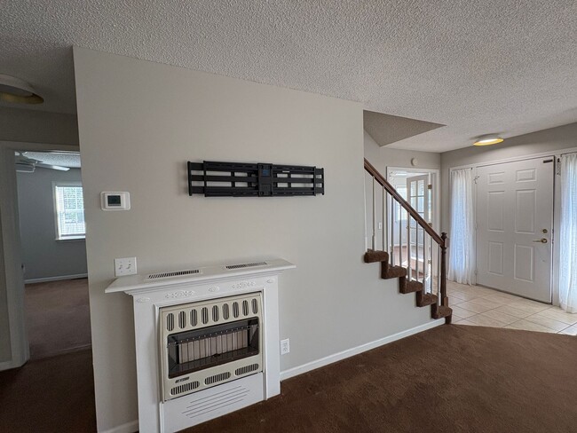 Building Photo - SPACIOUS & Beautiful Home Just Outside She...