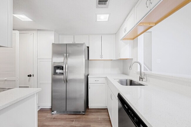 Building Photo - Spacious 3BR Far West Duplex with Loft & Private Deck