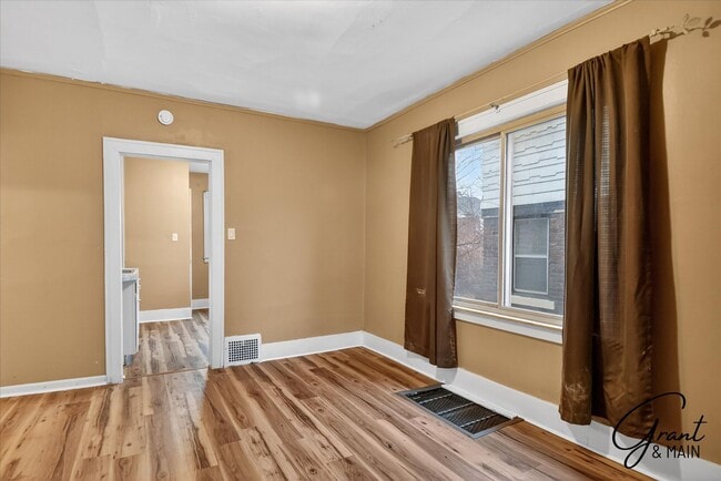 Building Photo - $1550 4 bedrooms