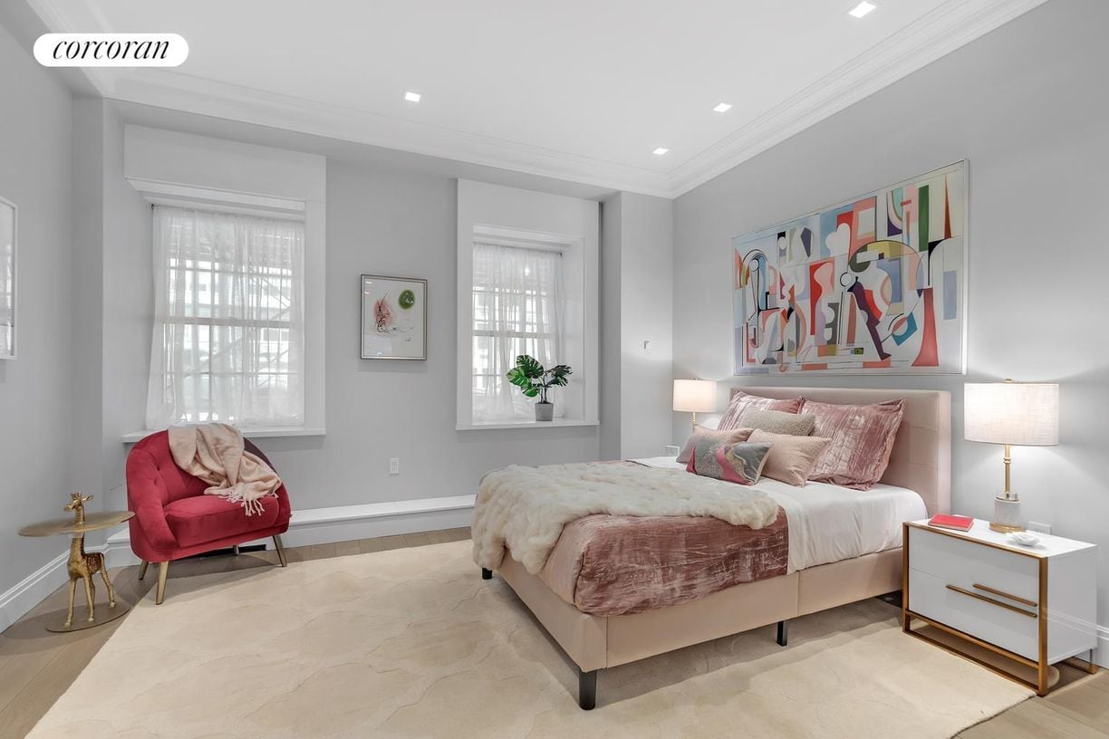 Building Photo - 40 E 72nd St