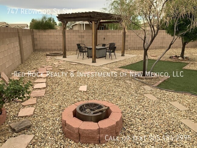 Building Photo - 747 Redwood St SW