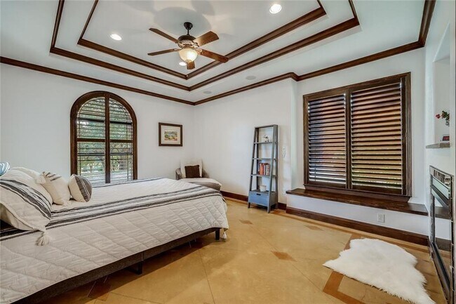 Building Photo - Luxury Tuscan Villa Retreat with Lake Views