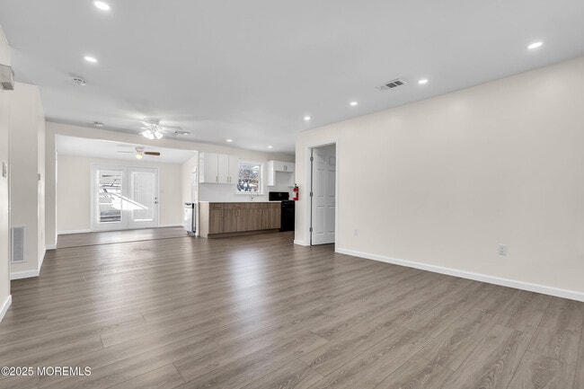 Building Photo - 140 Main Bayway