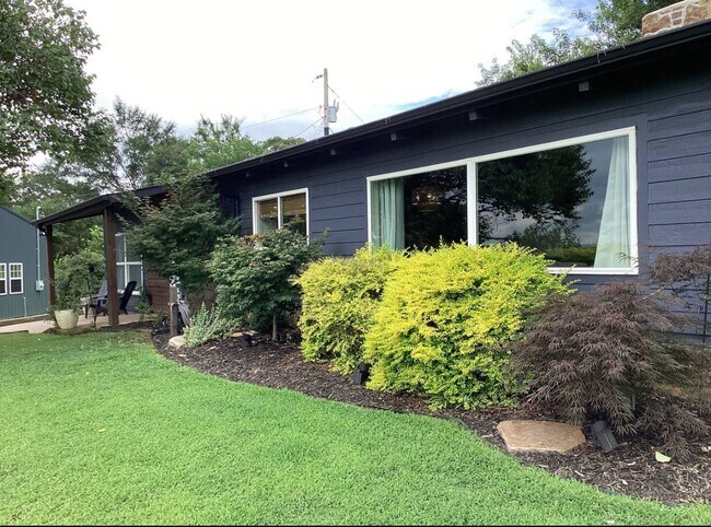 Building Photo - MOVE IN READY!!