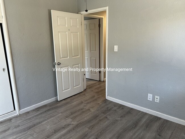 Building Photo - New On The Rental Market This Nice Single Story 3 Bedroom Home!!!