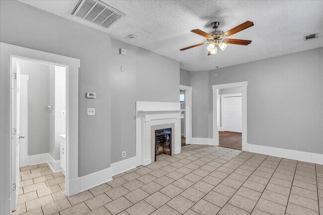 Building Photo - 3 bedroom 2 bath Downtown Savannah apartment