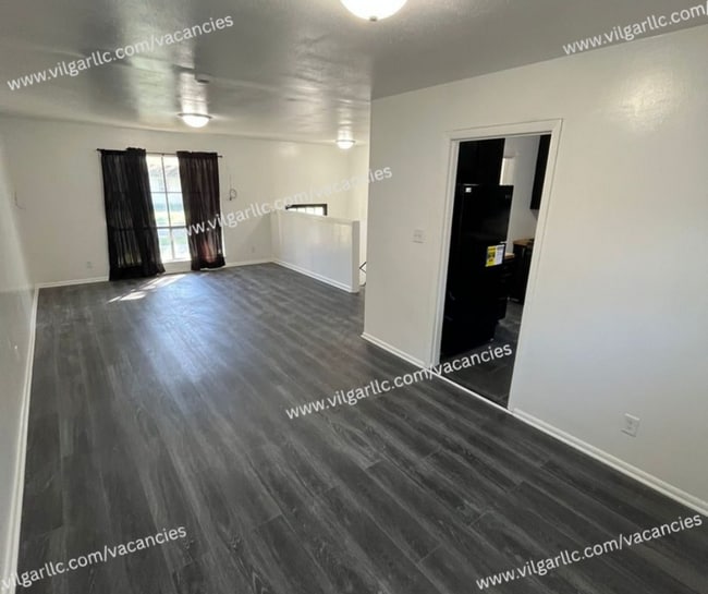 Building Photo - 3 spacious bedrooms, 2 full bathrooms home in Gary, IN