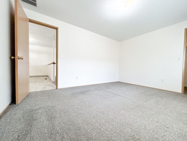 Building Photo - 5548 - 5550