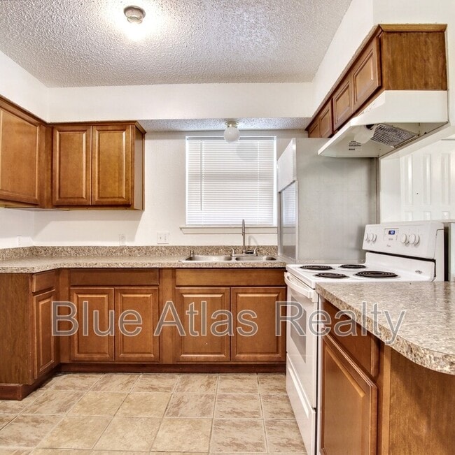 Building Photo - 4816 Wellesley Ave