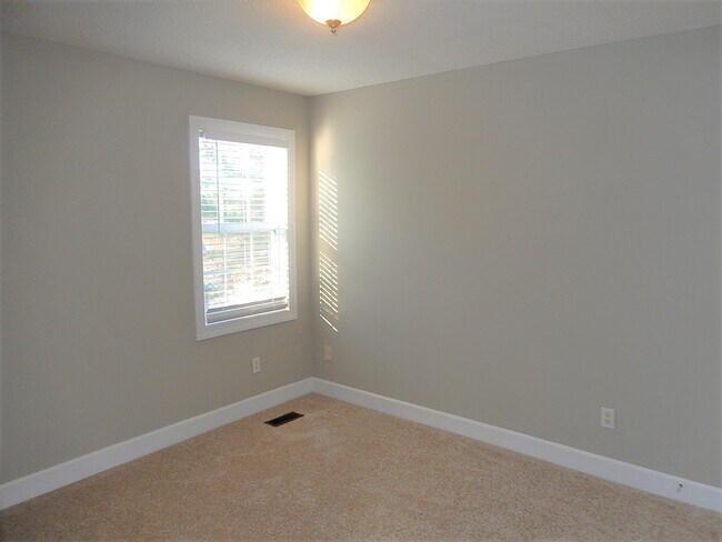 Building Photo - 1215 Delham Rd
