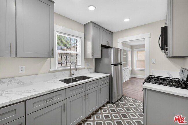 Building Photo - 5008 S Wilton Pl