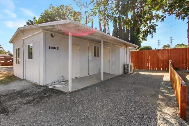 Primary Photo - Wonderful 2 Bedroom Home