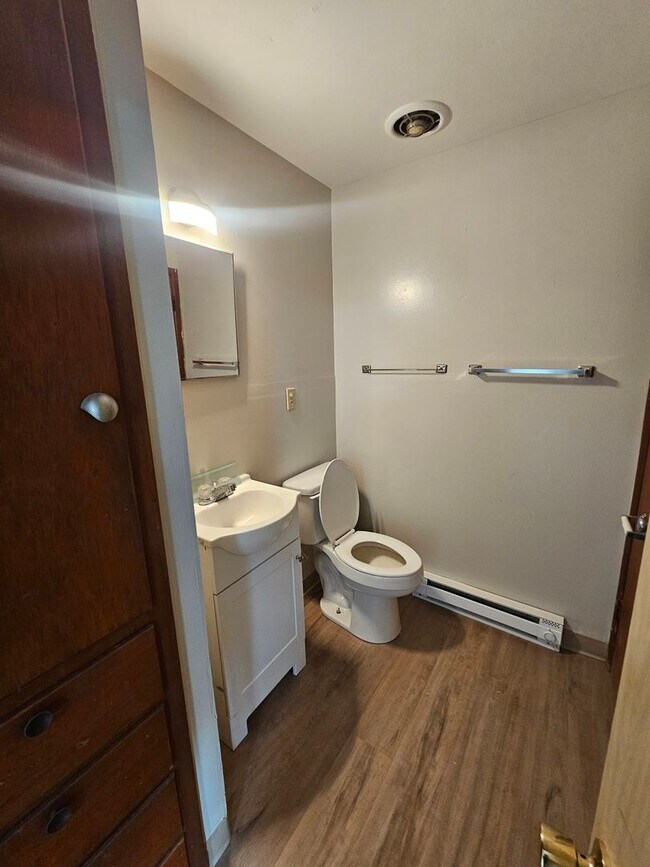 Building Photo - 2bed/1bath 2 block from EWU Campus with free parking!  $750 move in fees waived