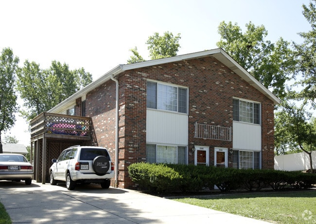 Primary Photo - Cottage Apartments