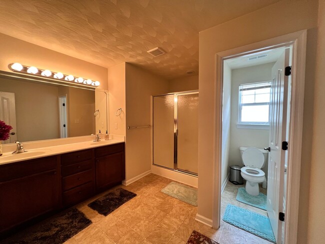 Building Photo - 3 bedroom home in sought after Whitaker Pl...
