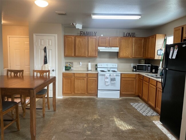 Building Photo - 363 N Rife St