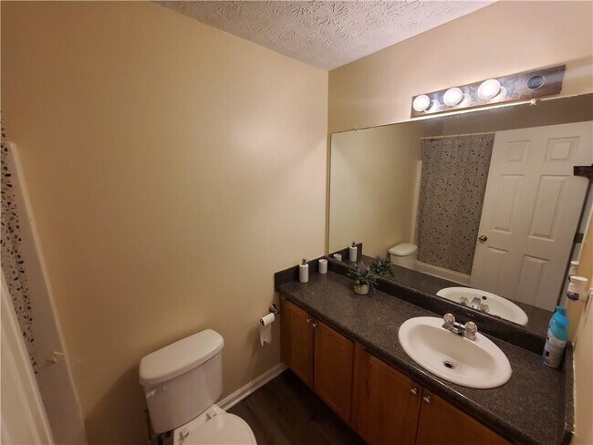 Building Photo - 5450 Twin Lakes Dr