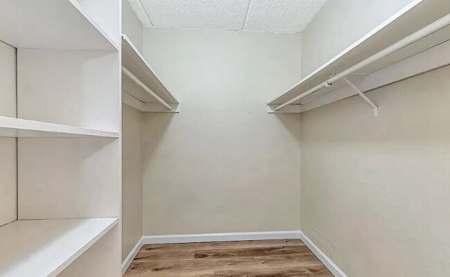 Building Photo - Spacious 1bdrm living room and bedroom with large picture windows bringing in lots of natural light.