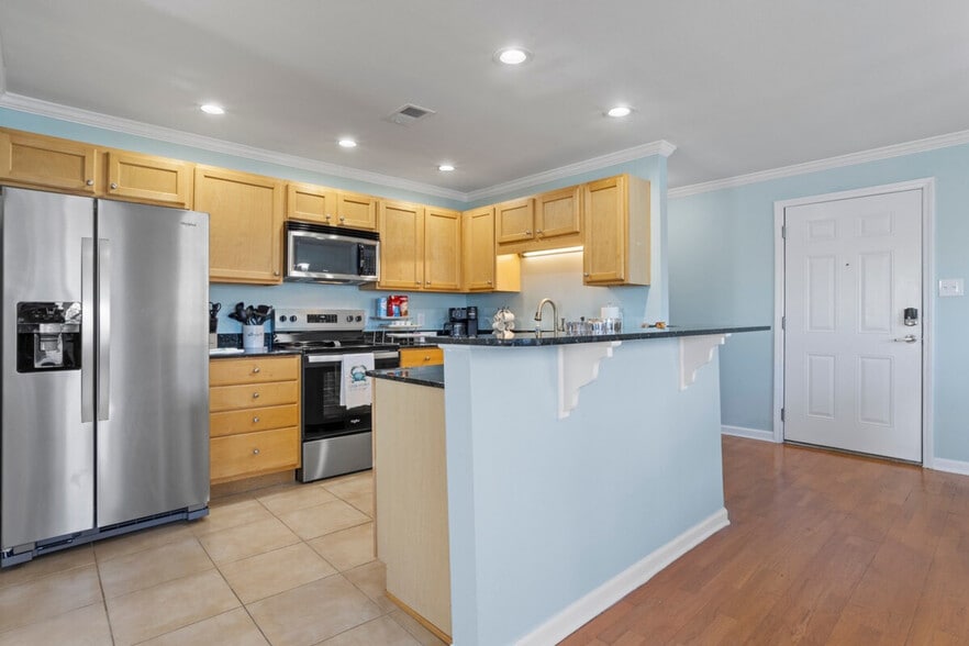 Building Photo - 2421 Beachview Dr