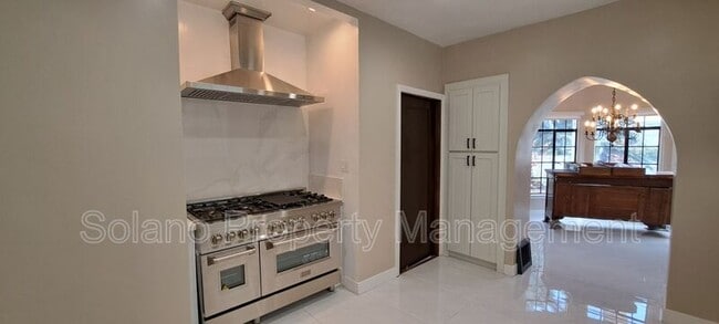 Building Photo - 290 E B St