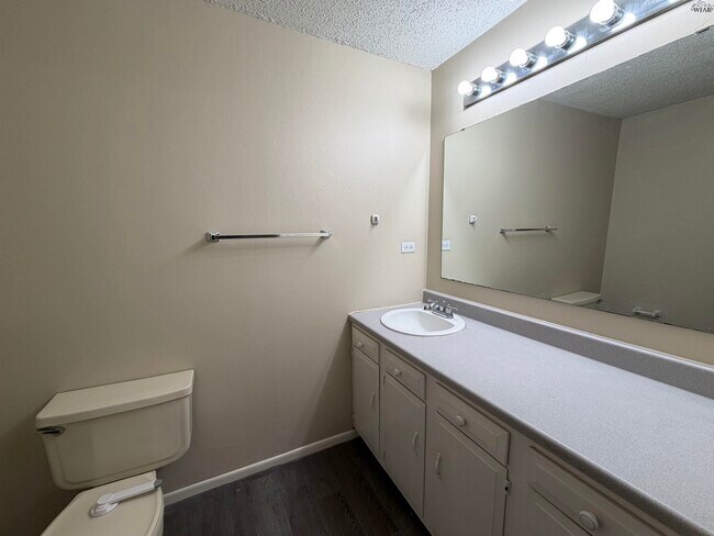 Building Photo - 5127 Parklane Dr