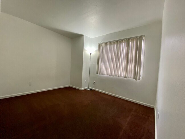 Building Photo - 3 Bedroom 1 Bathroom in Hallcraft Villas