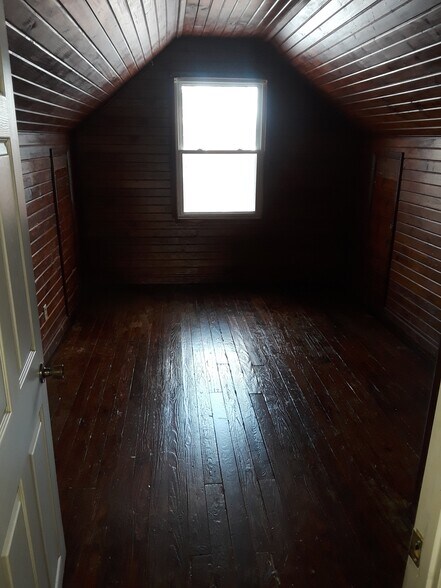 2nd floor room can be a bedroom - 4848 Brenda Dr