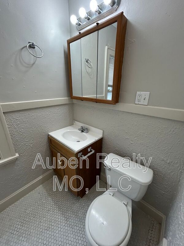 Building Photo - 5412 Harrison St