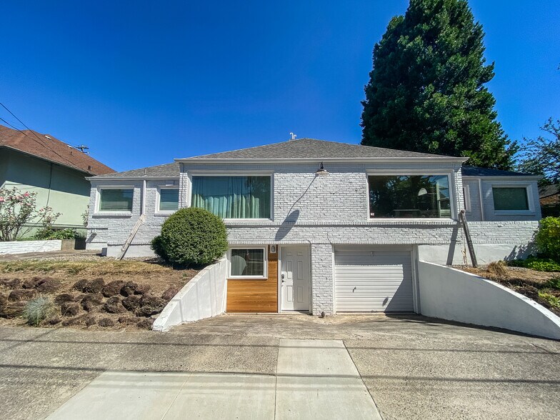 Building Photo - 2717 NE Weidler St