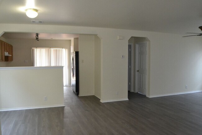 Building Photo - Beautiful 4 bedroom 3 bath 2 car garage ho...