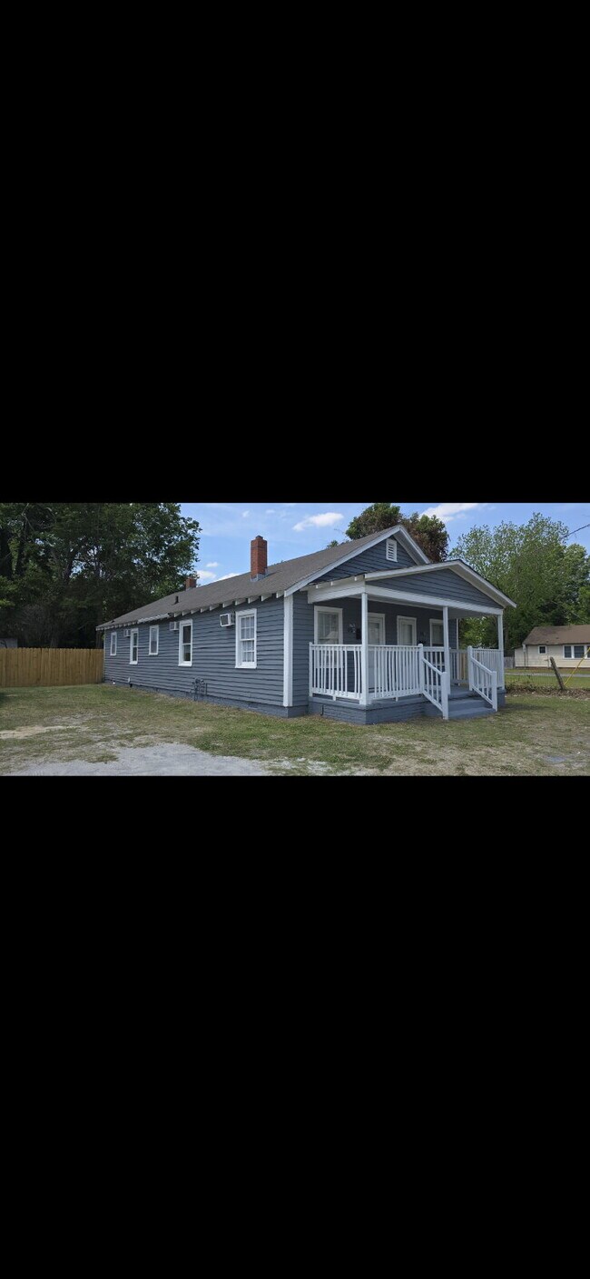 Building Photo - "Charming 2-Bed Duplex Retreat in Greenvil...