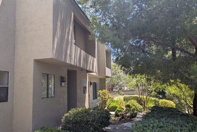 Building Photo - Charming 3 Bedroom, 2.5 Bath end unit Town...