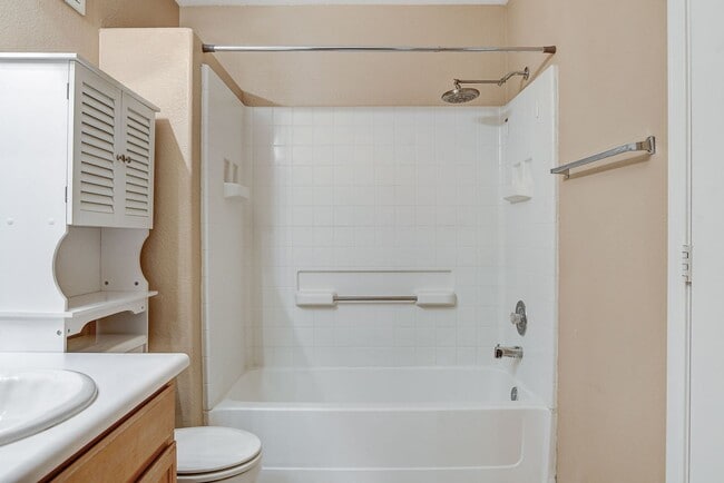 Building Photo - Spacious Townhome w/large yard! Near Summe...