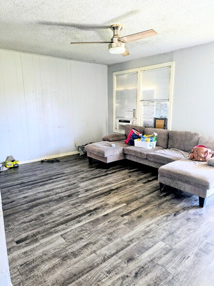 Building Photo - 1318 W 10th St