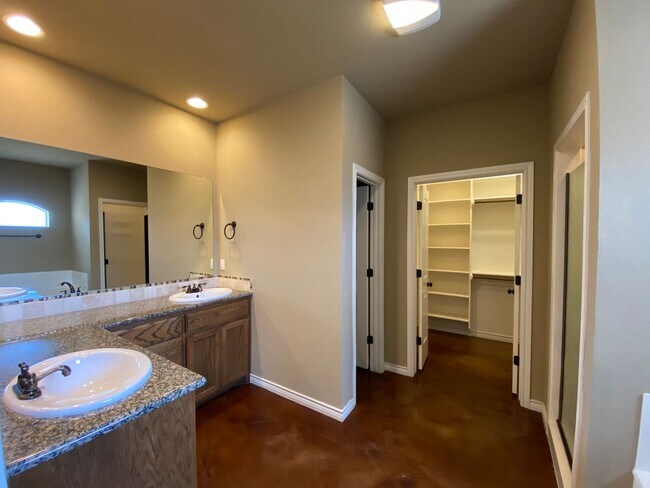 Building Photo - 4 bedroom single family home