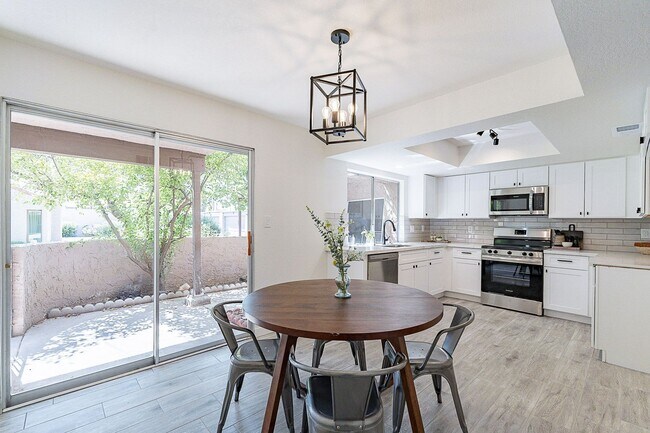 Building Photo - Live in luxury in this Scottsdale condo!