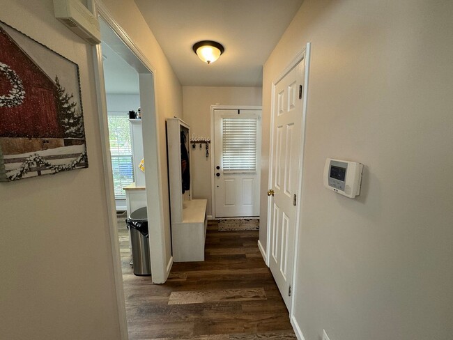 Building Photo - Gorgeous 2 Bed 2.5 Bath Townhome With A Fenced Yard In Exeter