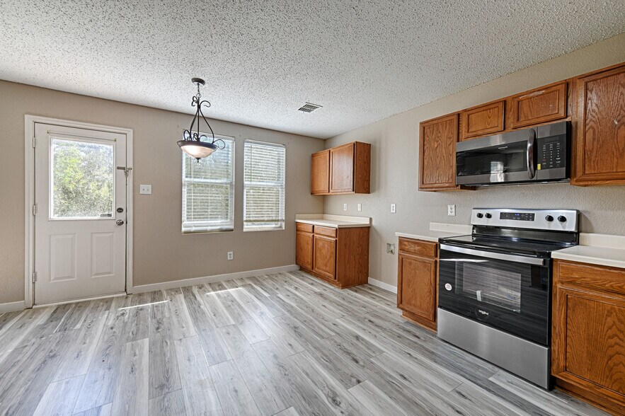 Building Photo - 5909 Thoroughbred Trl