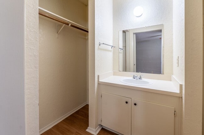 Building Photo - 1 Bedroom Apartment - All Bills Paid!