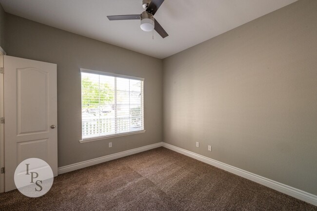 Building Photo - North West Fresno Modern/Updated Home, 3BR/2BA, Built 2004 - Lots of Amenities!