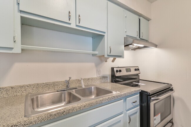 Building Photo - $999 Beautiful 3 Bed Room 1.5 Bath`Complet...