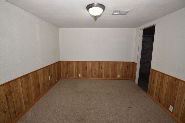Building Photo - 3 bedroom 1.5 bath home next to IUSB.