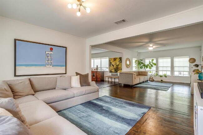 Building Photo - Charming 4-Bed Home with Granite Counterto...