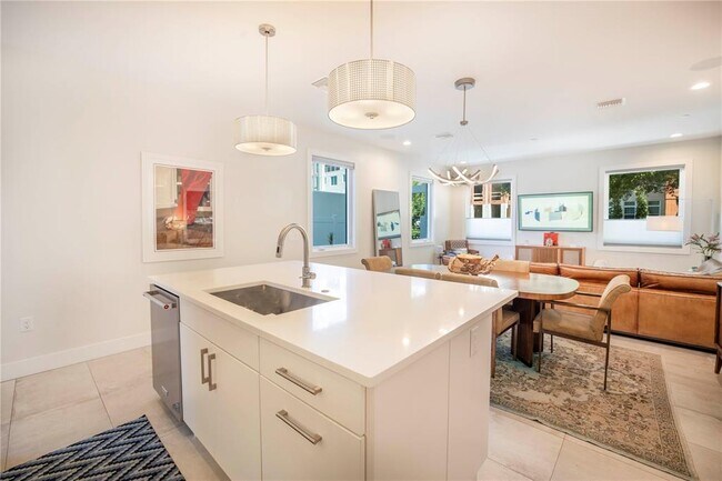 Building Photo - 536 4th Ave S