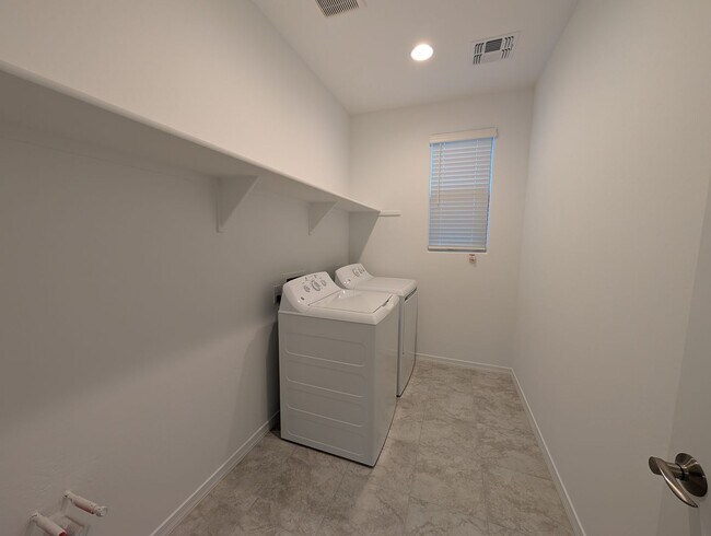 Building Photo - 4 Bedroom 3 Bathroom Home