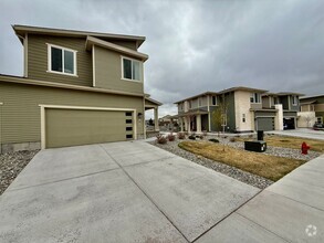 Building Photo - Beautiful Modern 3-Bedroom, 2.5 bath Townh...